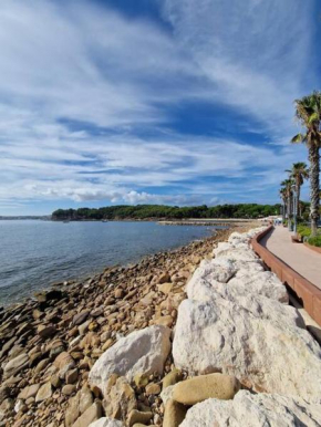 Rez-de-jardin sous pins et plage